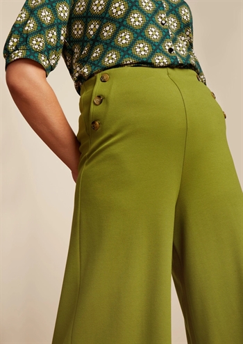 Flotte strækbare grønne culotte bukser med knapper og lommer fra King Louie