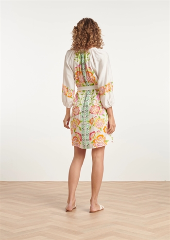 Flot multifarvet mellemlang kjole med sød udskæring og bælte fra Smashed Lemon