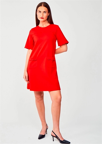 Elegant, klassisk rød kjole med forlommer og søde detaljer fra Jumperfabriken