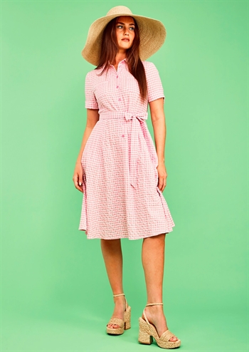 Skøn pink ternet "crepet" kjole med søde detaljer og bindebånd fra Jumperfabriken! Findes også i en blå variant