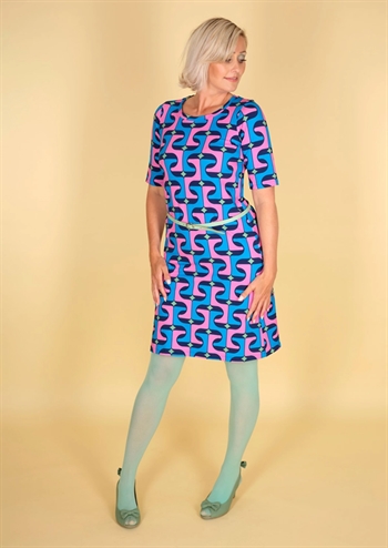 Skøn blå og pink retro kjole med grafisk print fra MARGOT