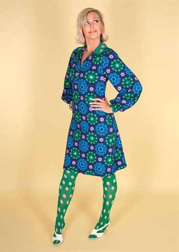 Skøn blå, grøn og pink retro kjole med grafisk print fra MARGOT