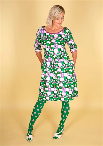Skøn grøn og lilla retro kjole med grafisk print, lommer og flotte detaljer fra MARGOT