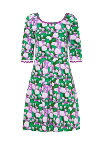 Skøn grøn og lilla retro kjole med grafisk print, lommer og flotte detaljer fra MARGOT