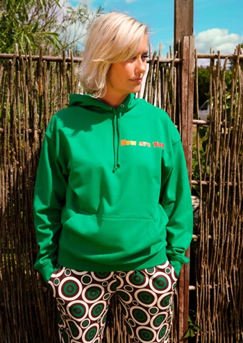 Skøn grøn retro hoodie med print fra MARGOT