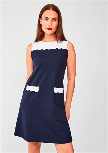 Elegant, klassisk blå kjole med forlommer og søde hvide tittekanter og detaljer fra Jumperfabriken