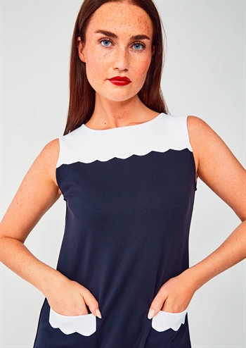 Elegant, klassisk blå kjole med forlommer og søde hvide tittekanter og detaljer fra Jumperfabriken