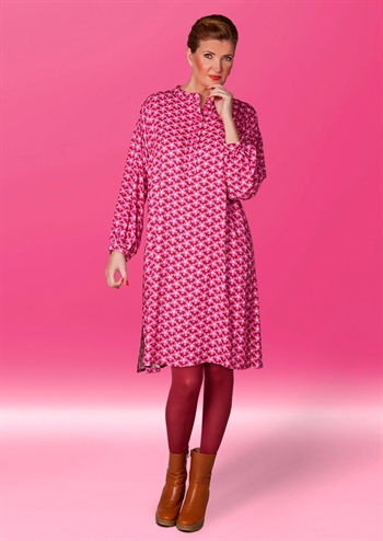 Skøn pink retro kjole med grafisk blomsterprint og stolpelukning fra du Milde