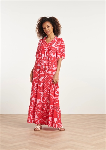 Flot, lang rød og pink kjole med grafisk print og bindebånd med kvast fra Smashed Lemon
