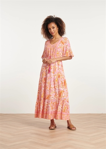 Flot, lang pink kjole med paisley print, underskørt og bindebånd med kvast fra Smashed Lemon