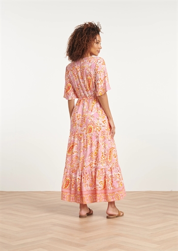 Flot, lang pink kjole med paisley print, underskørt og bindebånd med kvast fra Smashed Lemon