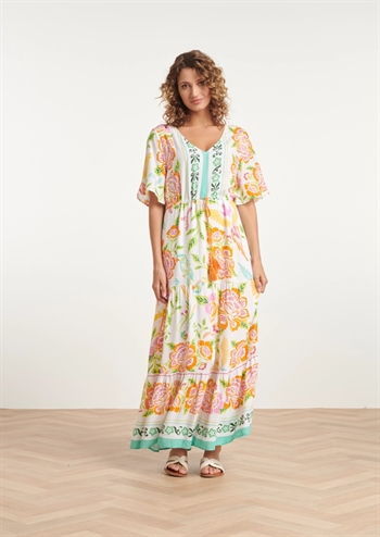 Flot, lang kjole med blomstret print, underskørt og bindebånd med kvast fra Smashed Lemon