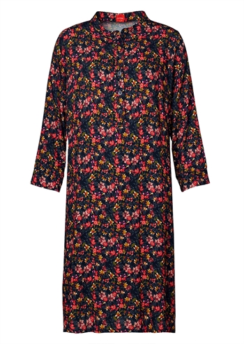 Skøn retro kjole med grafisk blomsterprint, navy bundfarve og stolpelukning fra du Milde
