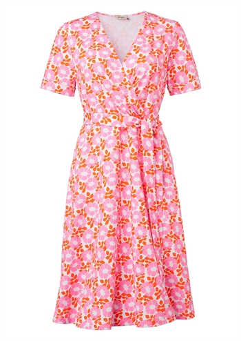 Blomstret lyserød og orange kortærmet kjole med cross over, bindebælte og god pasform fra Jumperfabriken