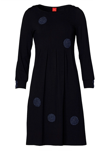 Skøn sort kjole med blåt hækleri, samt behagelig pasform fra du Milde