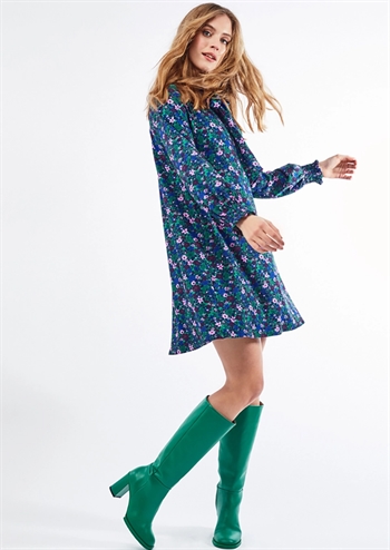 Grøn kjole med blomstret mønster i blå og lyserød fra Jumperfabriken