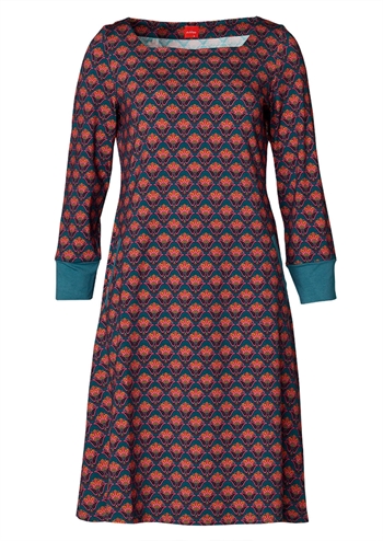 Blå bundfarvet kjole med flot grafisk retro print, sidelommer og skøn pasform fra du Milde