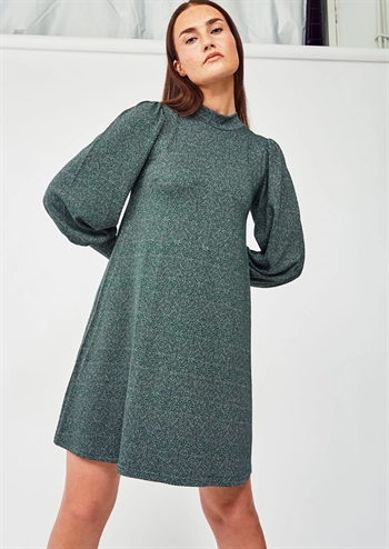 Grøn kjole med mønster og glimmer detaljer fra Jumperfabriken