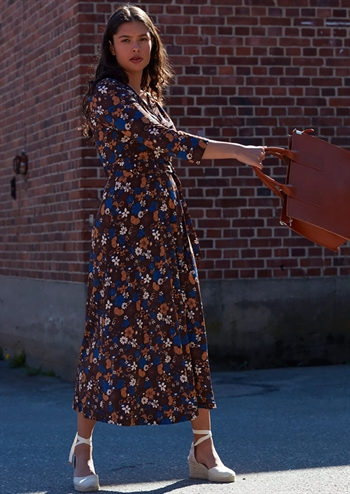 Brun kjole med blomsteret print, bindebånd og lange ærmer fra Jumperfabriken