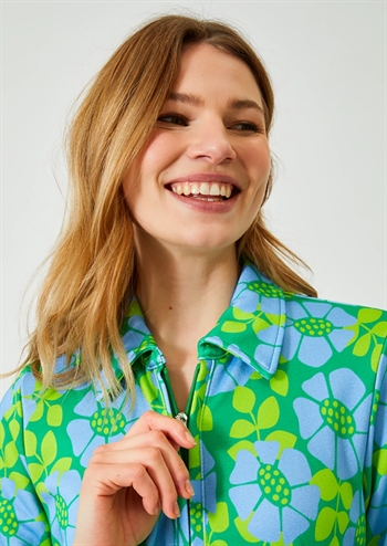 Blomstret grøn retro kjole med krave, lynlås, forlommer og god pasform fra Jumperfabriken