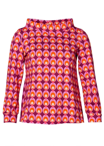 Skøn bordeaux lilla bluse med grafisk retro print, ståkrave og behagelig pasform fra du Milde