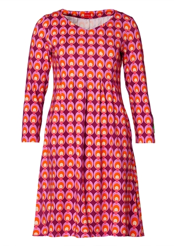 Skøn bordeaux lilla kjole med grafisk retro print, blød v-hals og behagelig pasform fra du Milde