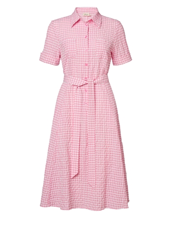 Skøn pink ternet "crepet" kjole med søde detaljer og bindebånd fra Jumperfabriken