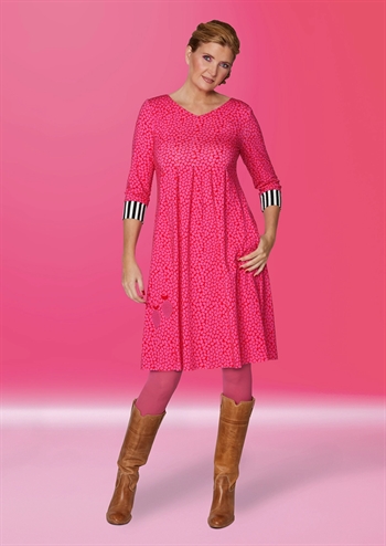Pink kjole med print og kontrast kant ved ærmet fra du Milde