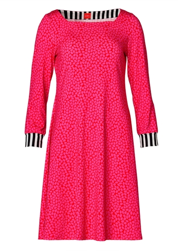 Pink kjole med flot grafisk print, detaljeret ærme, sidelommer og skøn pasform fra du Milde