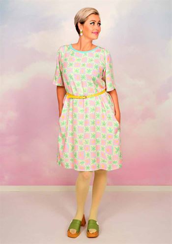 Skøn pastelfarvet kortærmet retro kjole med rund hals fra MARGOT