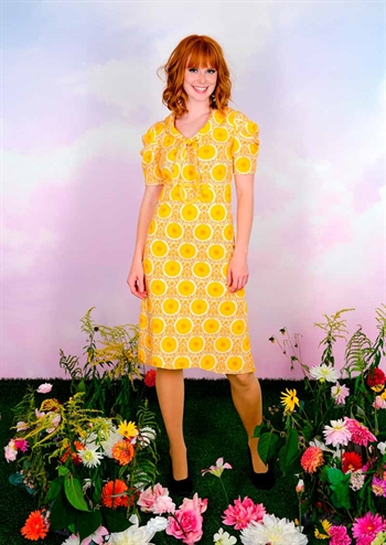 Gul retro kjole med flot grafisk print, pufærmer og sødeste krave fra MARGOT