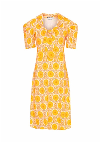 Gul retro kjole med flot grafisk print, pufærmer og sødeste krave fra MARGOT