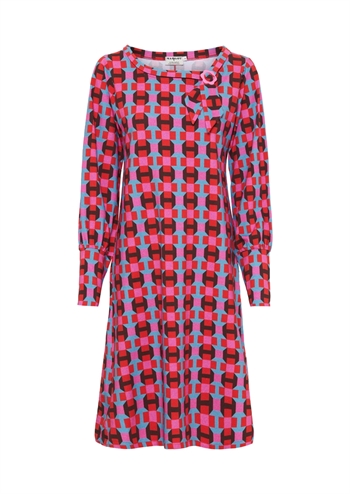 Lyserød kjole med retro-mønster, søde detaljer og lange ærmer fra MARGOT