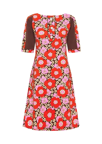 Brun kjole med blomstret print, knapper og korte ærmer fra MARGOT