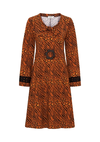Brun kjole med tiger/leopard print, lange ærmer og bælte fra MARGOT