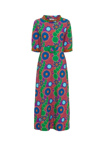 Farverig retro kjole med grafisk print, ståhals og trekvartærmer fra MARGOT