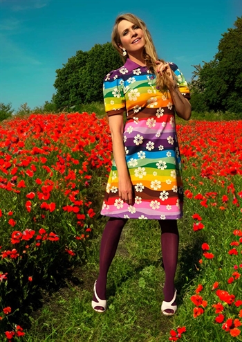 Skøn retro kjole med grafisk print og fine detaljer fra MARGOT