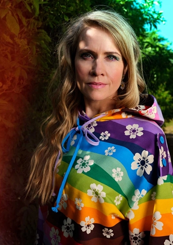 Skøn multifarvet retro hoodie fra MARGOT