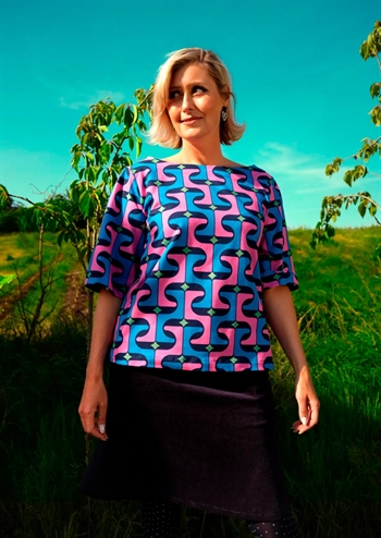 Skøn blå og pink retro bluse med flot grafisk print fra MARGOT