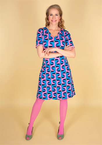 Skøn blå og pink retro kjole med sidelommer og flotte detaljer fra MARGOT