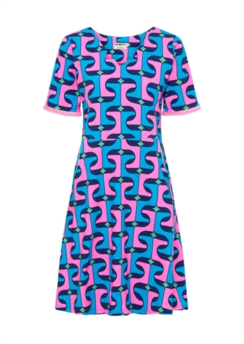 Skøn blå og pink retro kjole med sidelommer og flotte detaljer fra MARGOT