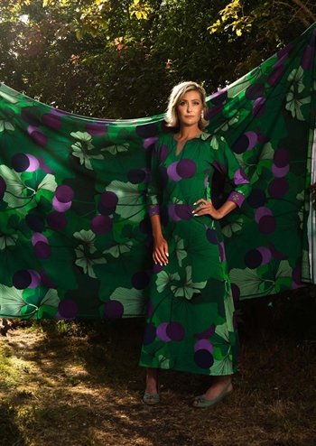 Skøn grøn retro kjole med grafisk print og flotte detaljer fra MARGOT