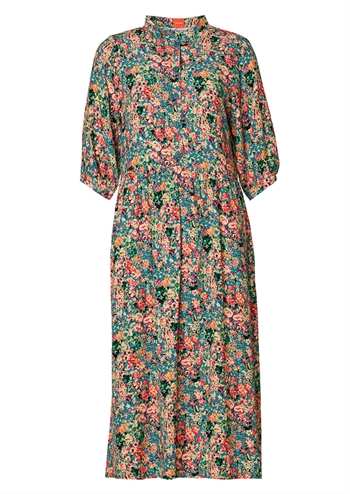 Skøn blomstret kjole med petroleumsfarvet bund, stolpelukning og behagelig pasform fra du Milde