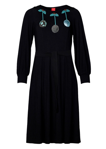 Skøn sort retro kjole med det sødeste hækleri, bindebånd og skøn pasform fra du Milde