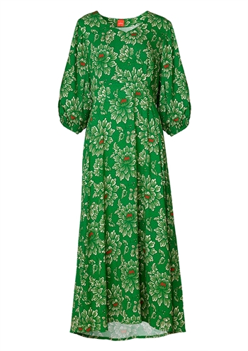 Skøn storblomstret grøn kjole med blød v-hals og yderst behagelig pasform fra du Milde