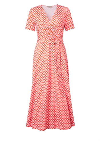 Prikket lyserød og orange kortærmet kjole med cross over, bindebælte og god pasform fra Jumperfabriken
