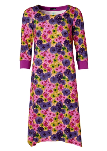 Lys kjole med blomstret print i lilla, grøn og lyserød fra du Milde etc.