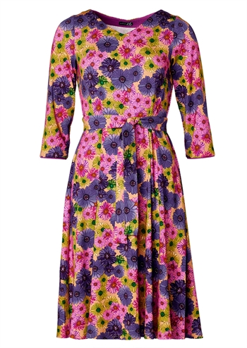 Lys kjole med lilla, lyserøde og grønne blomster med bindebånd fra du Milde etc