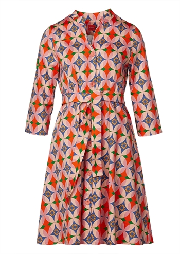 Nude kjole med farverigt grafisk print, bindebånd og skøn pasform fra du Milde