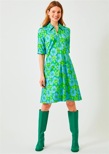 Blomstret grøn retro kjole med krave, lynlås, forlommer og god pasform fra Jumperfabriken